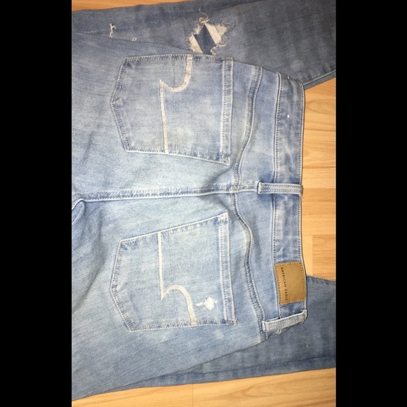 Women’s American Eagle Ripped Jeans - Picture 2 of 3
